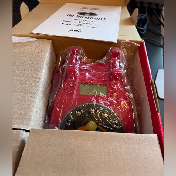 The Incredibles Collector's Phone ~ NIB - Picture 2 of 7